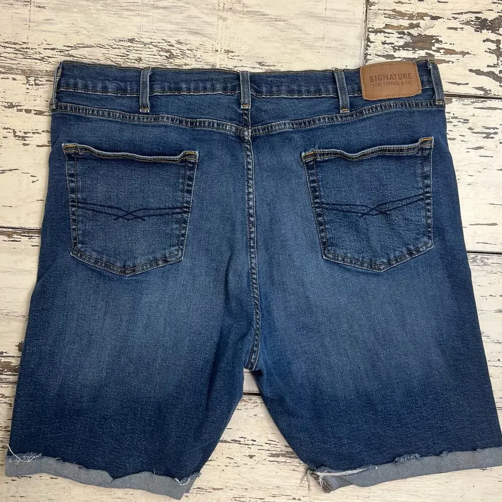Signature Levi Strauss denim shorts men’s 40, inseam 8 1/2” GREAT Condition!